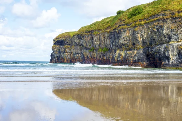 Kayaker único perto das falésias de ballybunion — Fotografia de Stock