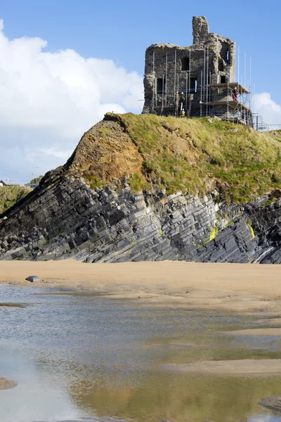 Ballybunion castello con scafolding sulla scogliera — Foto Stock