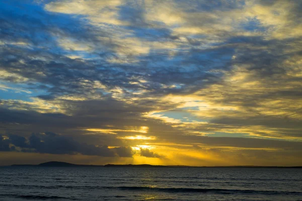 Beal beach rocks and seaweed sunset — Stock Photo, Image