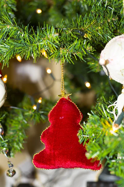 Árbol de Navidad rojo decoración y luces — Foto de Stock