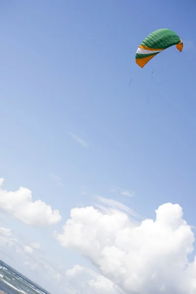 Kite boarders kite no céu lindo — Fotografia de Stock