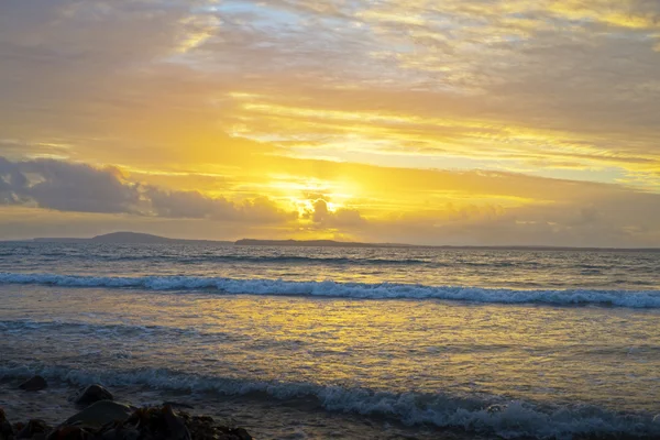 Miękkie fale beal plaży i Yellow zachód słońca — Zdjęcie stockowe