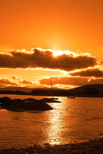 Camino atlántico salvaje Irlanda con una puesta de sol naranja — Foto de Stock