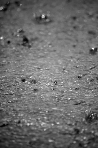 暴雨溅到停机坪上 — 图库照片