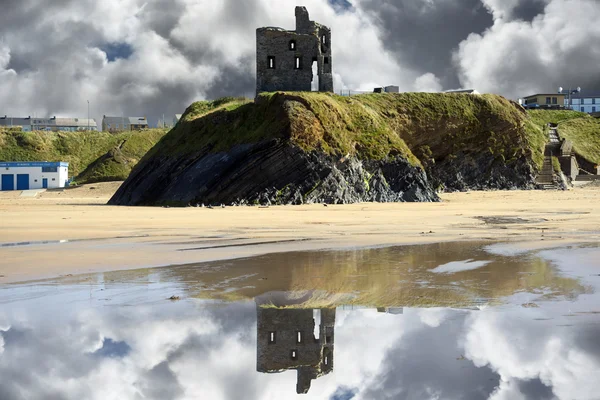 城堡废墟的野生大西洋方式和海滩 — 图库照片