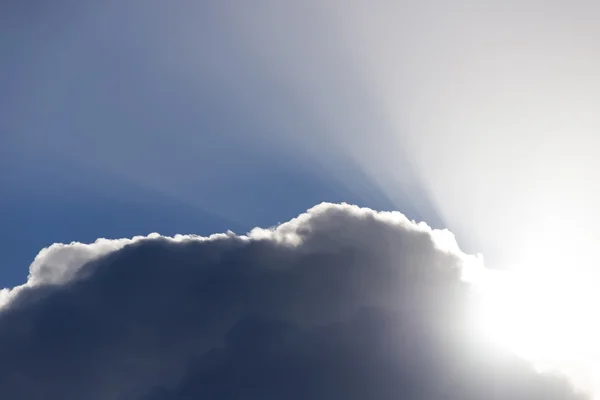 Raios de sol na borda da grande nuvem — Fotografia de Stock