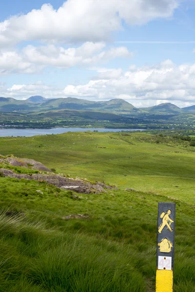 Hiking signpost with mountain view — Stock Photo, Image