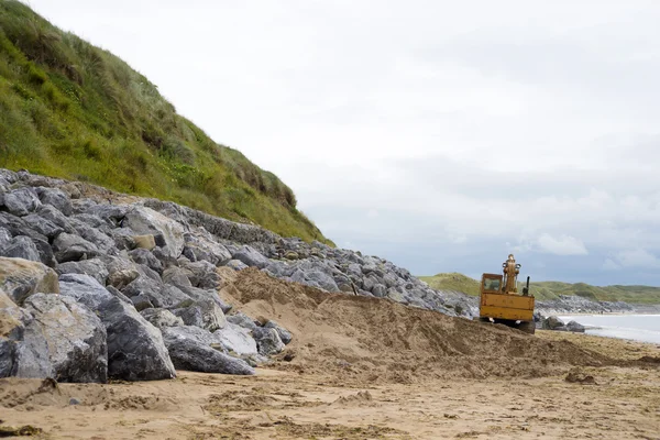 Escavatore meccanico sulla spiaggia — Foto Stock