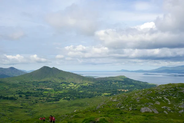 Wanderer auf irlands kerry way — Stockfoto