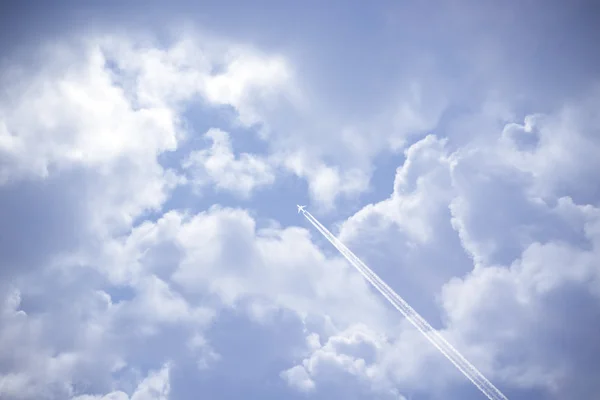 Düsenflugzeug und seine Dampfspur — Stockfoto