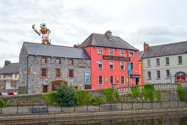 Kilkenny şişme kedi ile nehir kenarında bar — Stok fotoğraf