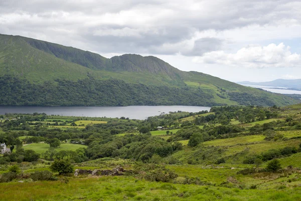 Sjö och berg på kerry väg — Stockfoto