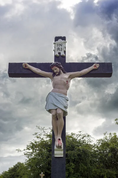 Großes Kruzifix auf einem Friedhof — Stockfoto