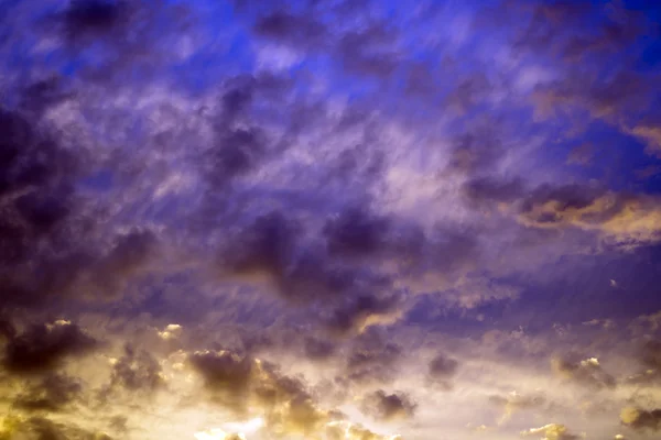 Bellissimo cielo multicolore scuro — Foto Stock