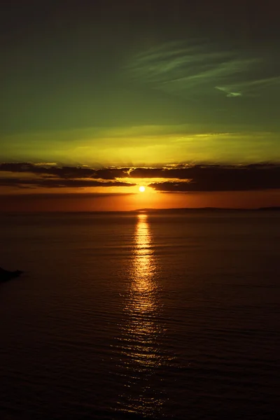 Schöner dunkelgelber Sonnenuntergang — Stockfoto