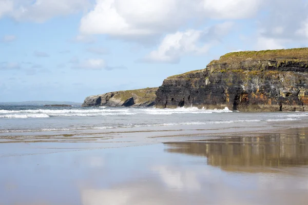 Beautiful soft waves breaking on the cliffs — Stock Photo, Image