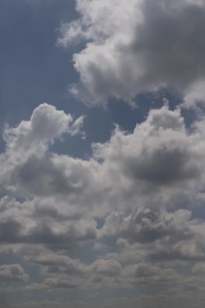 美丽白色蓬松的云彩在天空中 — 图库照片