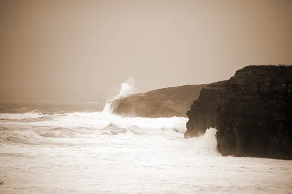 Grandes olas blancas y acantilados en el camino atlántico salvaje — Foto de Stock