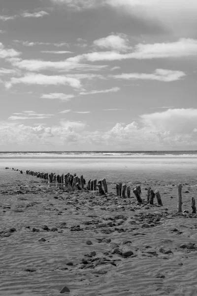 Black and white wave breakers — Stock Photo, Image