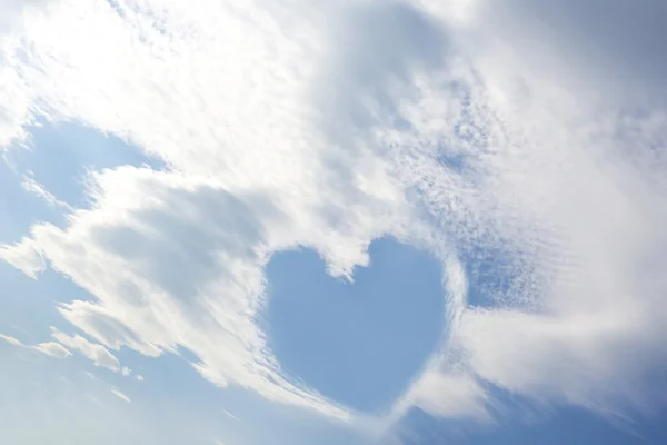 Blauwe hemel liefde hart — Stockfoto