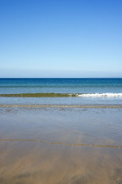 Blå mjuka vågor surrning på ballybunion beach — Stockfoto