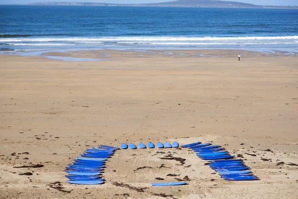 Tablas de surf azul en la playa — Foto de Stock