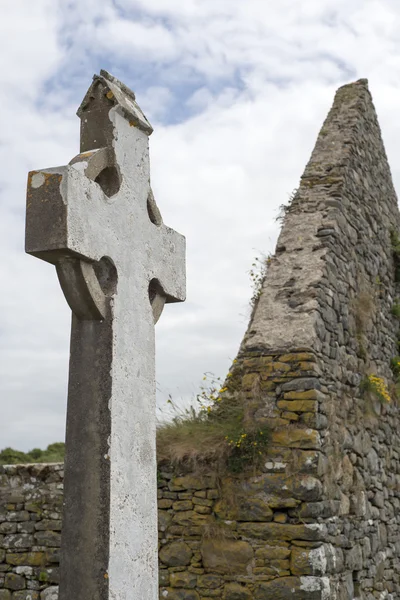 Celtic cross and church ruins — Stock Photo, Image