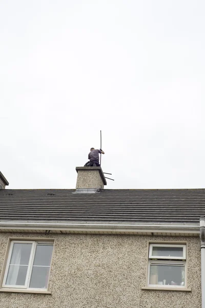 Schornsteinfeger putzen Schornstein — Stockfoto