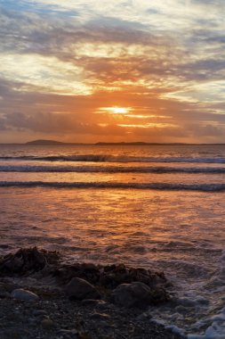 Beal plaj kayalar ve günbatımı