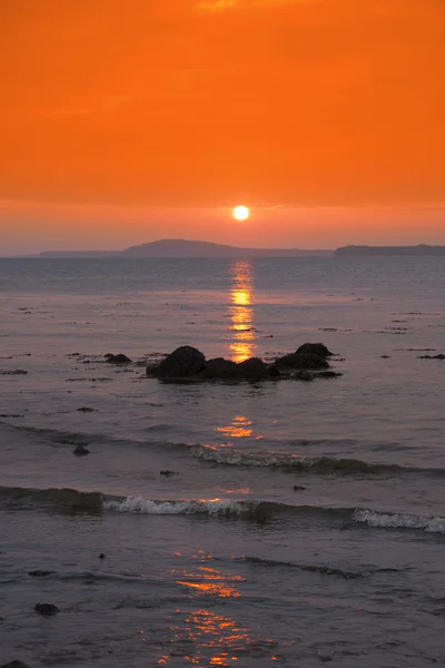 Magnifique coucher de soleil orange sur la plage de beal — Photo