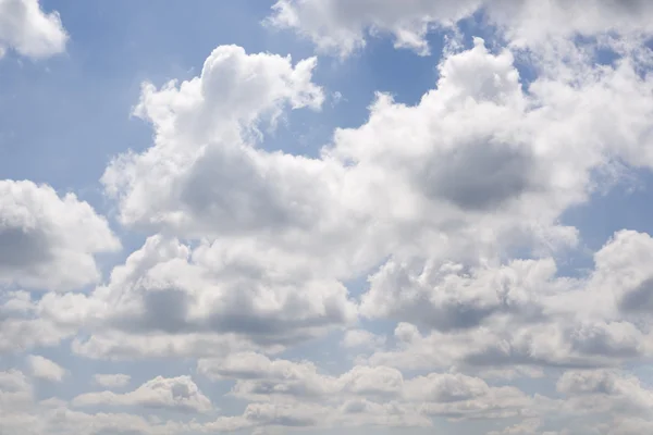 Schöne weiße flauschige Wolken — Stockfoto