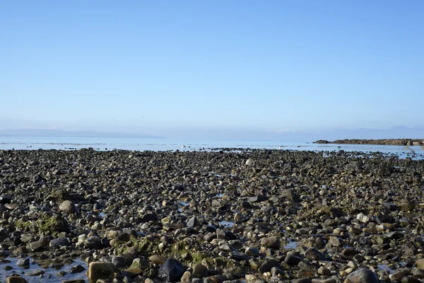 Día tranquilo sobre las rocas negras —  Fotos de Stock