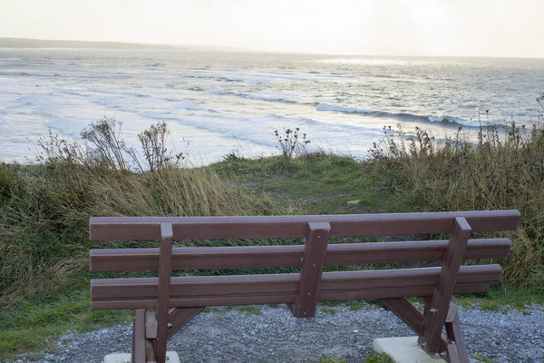板凳俯瞰野生大西洋的方式 — 图库照片