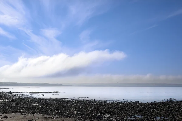 Céu calmo sobre as rochas negras — Fotografia de Stock