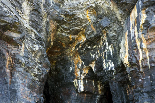 Parete rocciosa sulla selvaggia via atlantica con bassa marea — Foto Stock