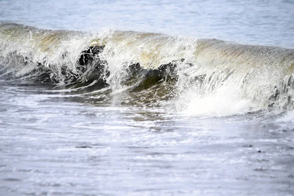 Heldere golven op het strand — Stockfoto