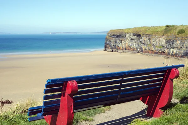 Scogliera panca a piedi con vista sulla spiaggia — Foto Stock