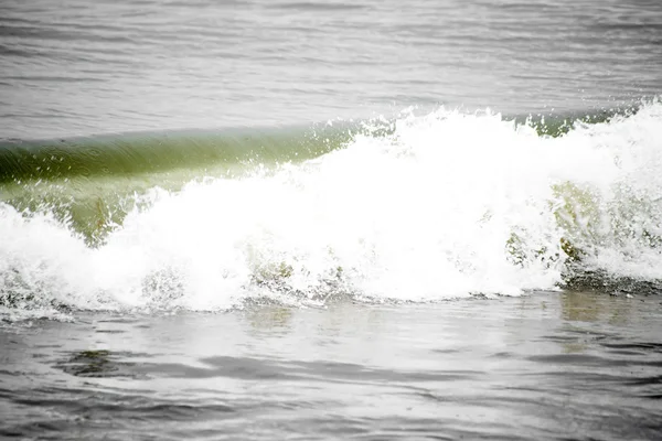 Crisp waves splashing — Stock Photo, Image