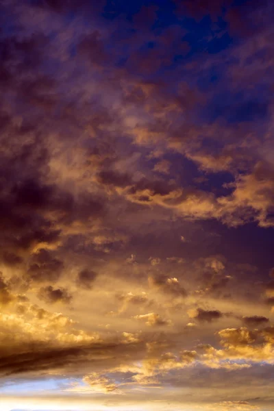 Темное разноцветное небо — стоковое фото