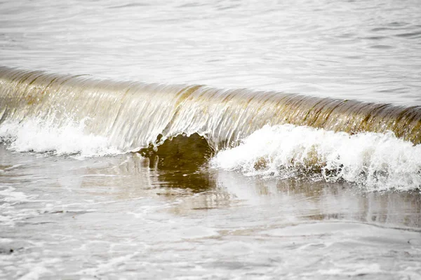 Fale ostre mocowania na plaży ballybunion — Zdjęcie stockowe