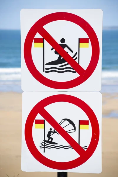 Предупреждающие знаки для серферов — стоковое фото