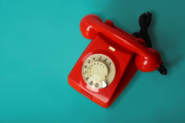 Mavi bir arka plan üzerinde kırmızı vintage telefon — Stok fotoğraf