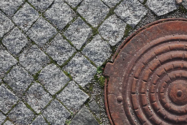 Staré dlažby bloku a poklopů — Stock fotografie