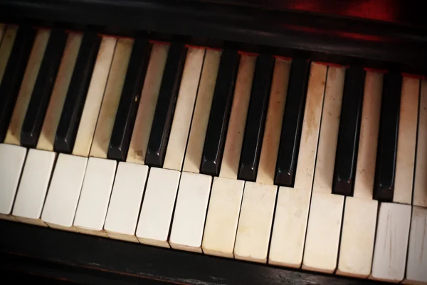 Teclado de un piano viejo . — Foto de Stock