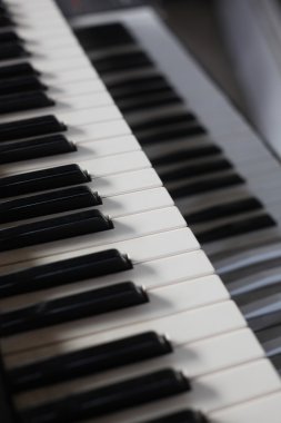Retro bir piyano, klavye
