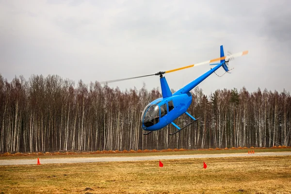 Het vliegtuig - de kleine blauwe helikopter — Stockfoto