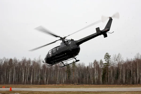 Het vliegtuig - de zwarte helikopter — Stockfoto
