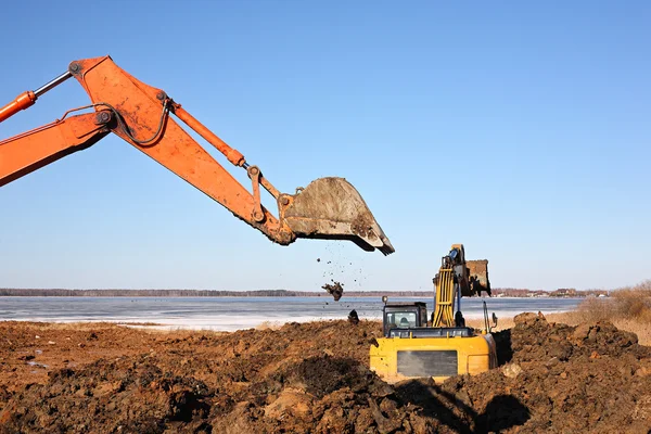 Dos excavadoras detrás del trabajo — Foto de Stock