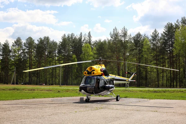 Flygplan - svart-gul helikopter — Stockfoto