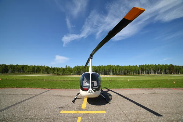 Aviones - Pequeño helicóptero blanco — Foto de Stock